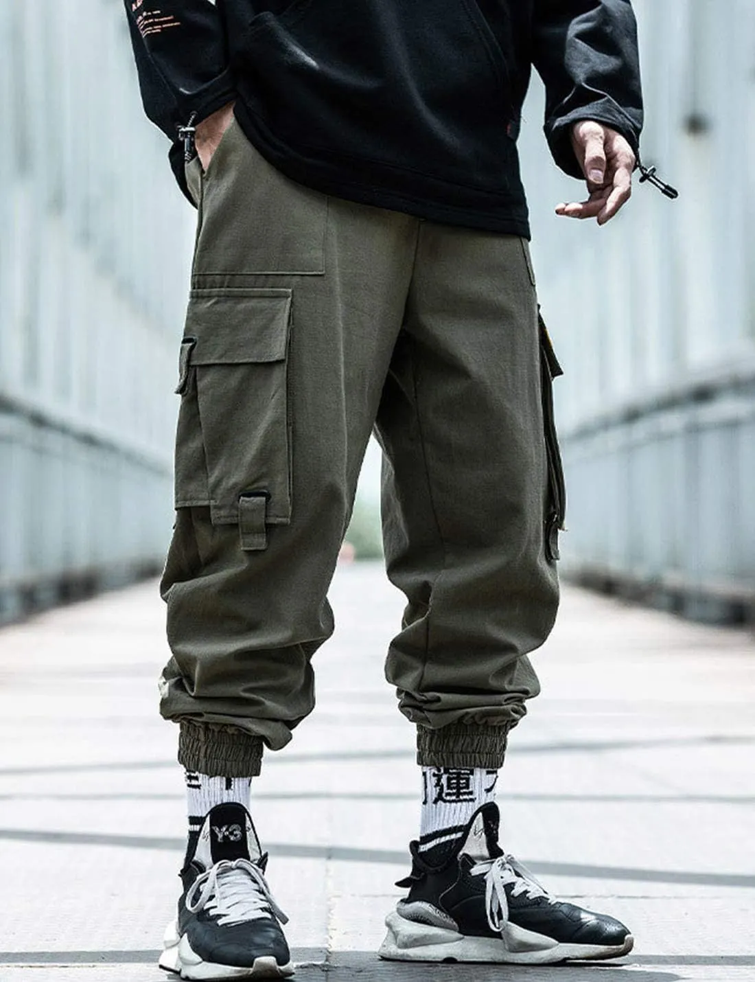 PAODIKUAI Men Techwear Matte Black Jogger Pants Relaxed Fit Streetwear Pants with Multiple Pockets
