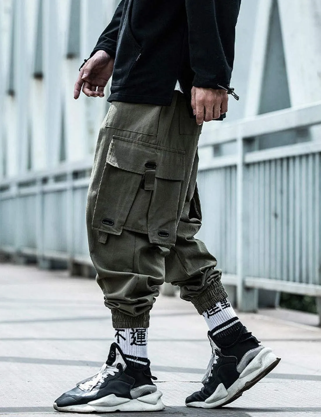 PAODIKUAI Men Techwear Matte Black Jogger Pants Relaxed Fit Streetwear Pants with Multiple Pockets