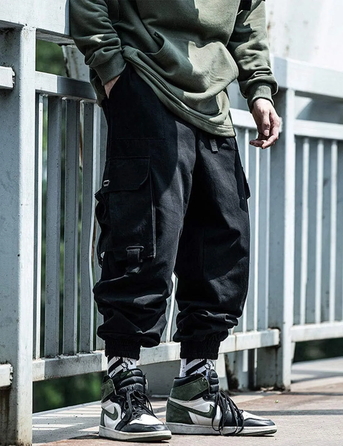 PAODIKUAI Men Techwear Matte Black Jogger Pants Relaxed Fit Streetwear Pants with Multiple Pockets